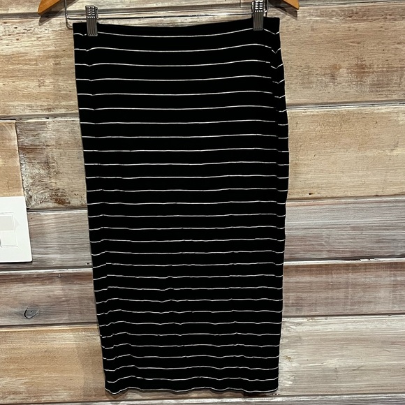 Old Navy Black with White Stripes Knit Pencil Skirt Size Small - Picture 2 of 5